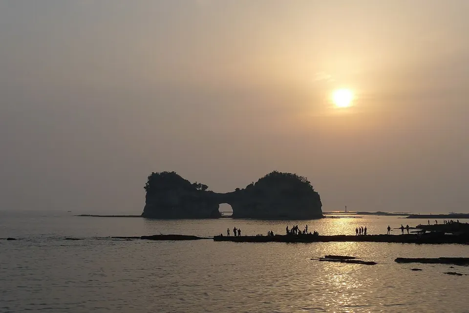 白浜町・円月島の夕景