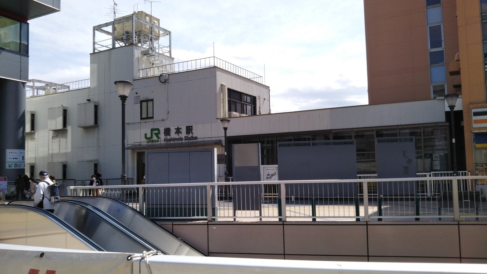 古い消火器の底部や外観を安全に確認するイメージ
