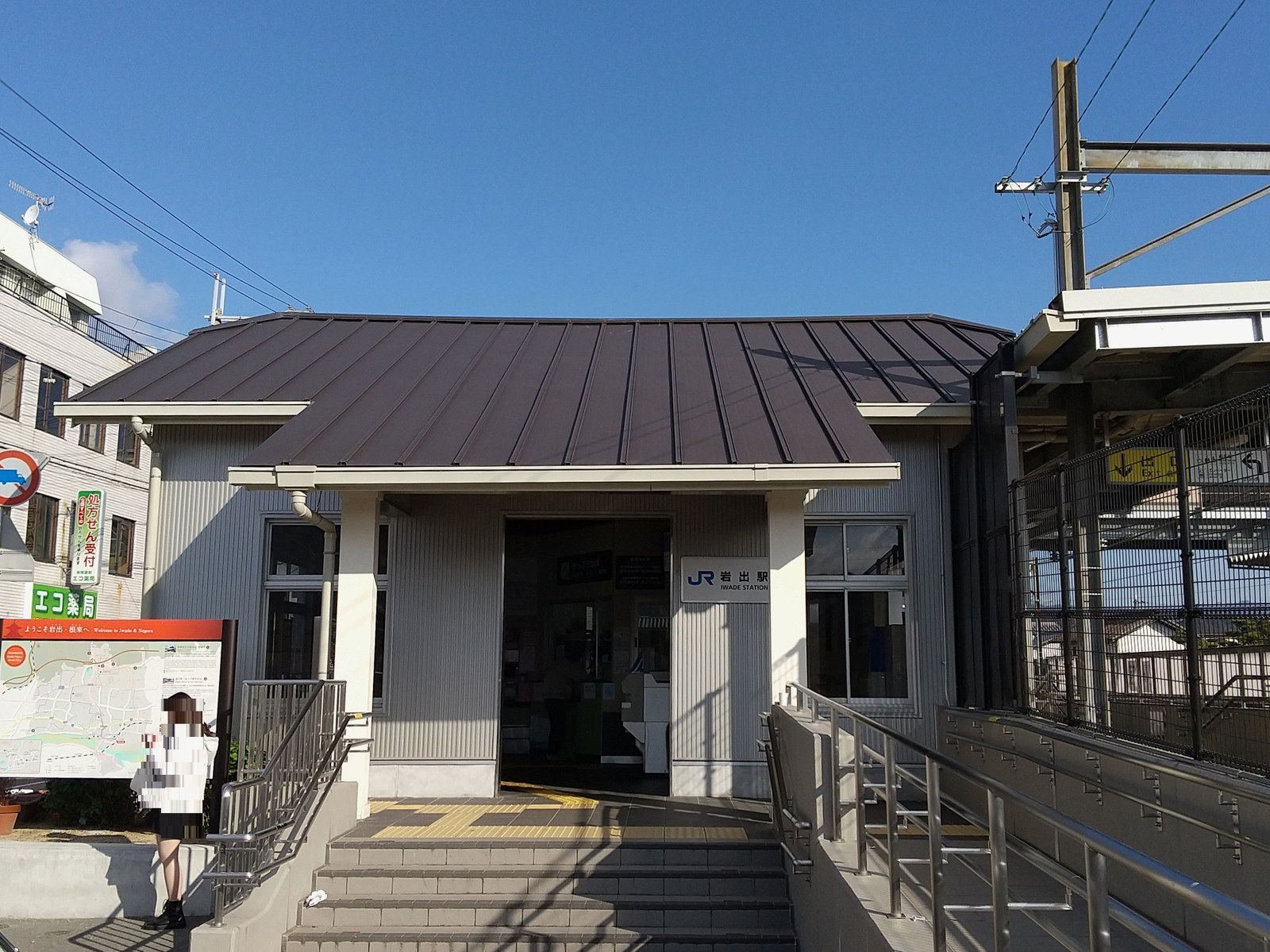 可燃ごみ・膨張品の箱投入・無理な分解を避け係員へ状態を伝える確認図解