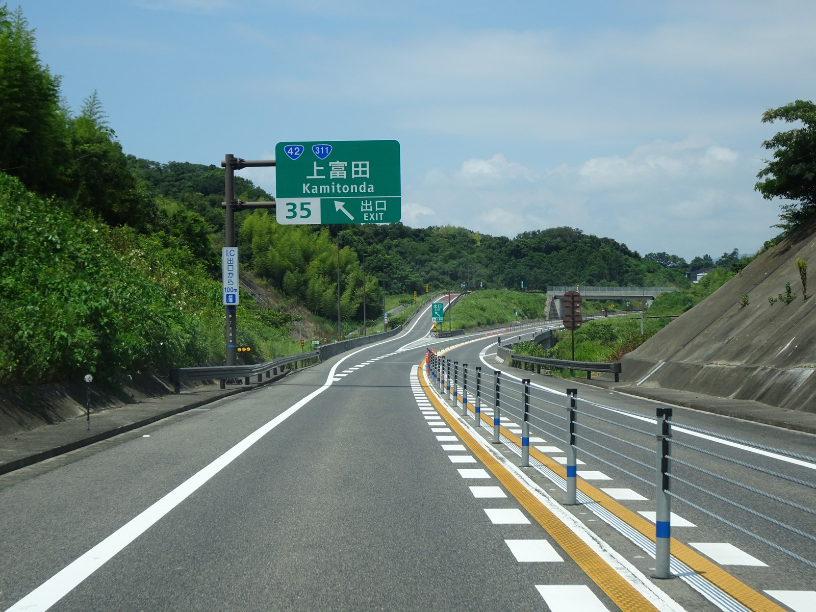 富田川と緑の山並みを望む明るい上富田町の風景イメージ