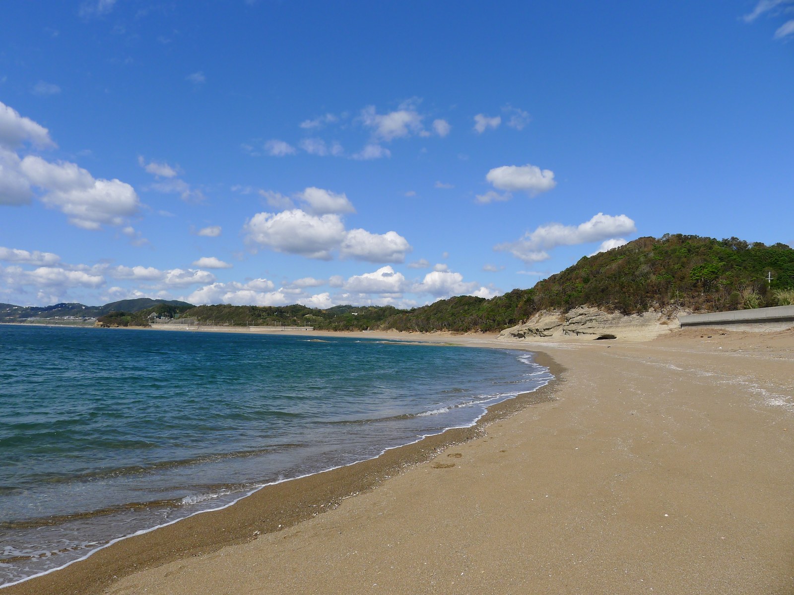 千里の浜の砂浜と海辺の熊野古道