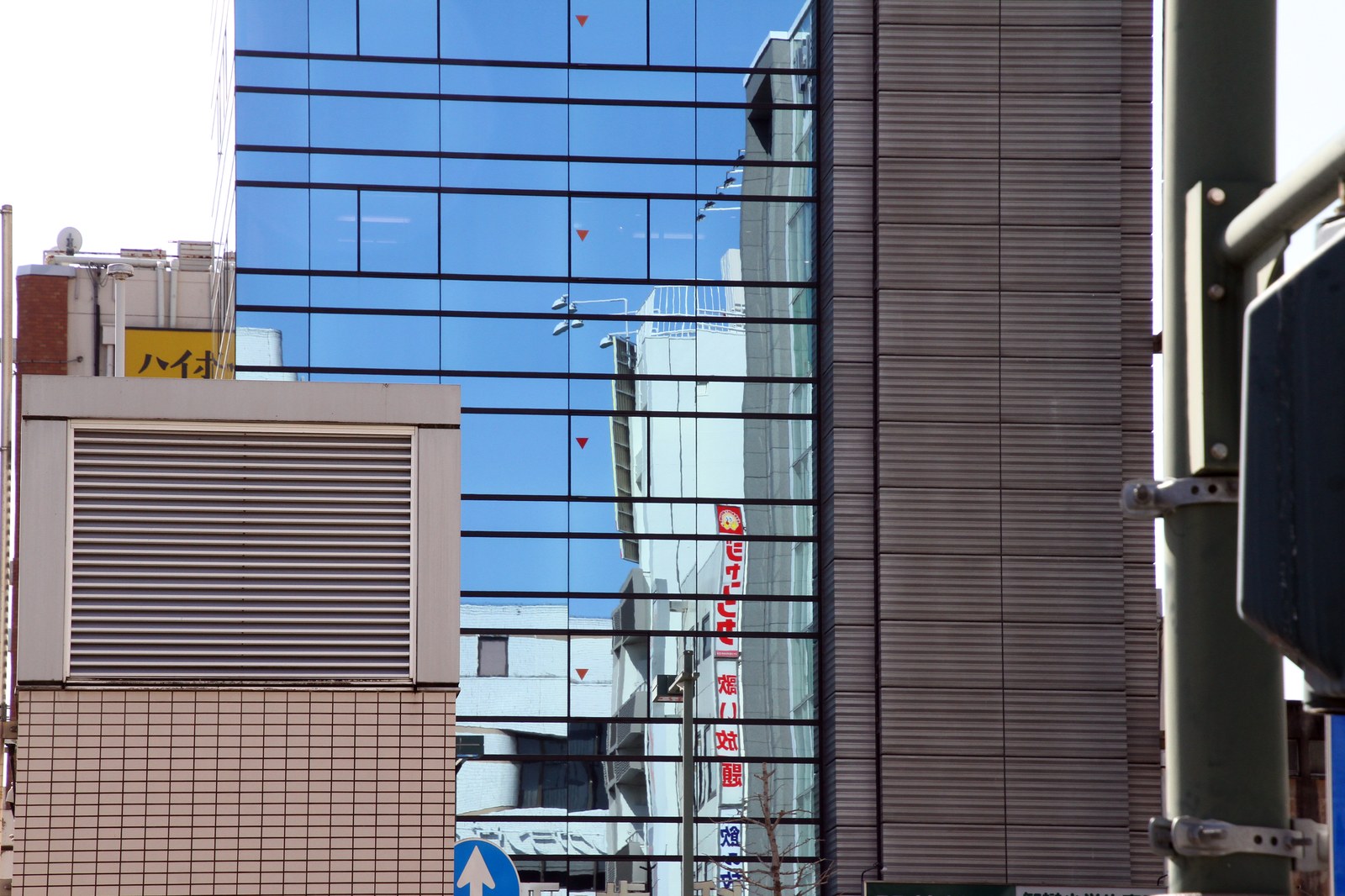 市で処理できない車用タイヤを分けて相談準備する明るいイメージ