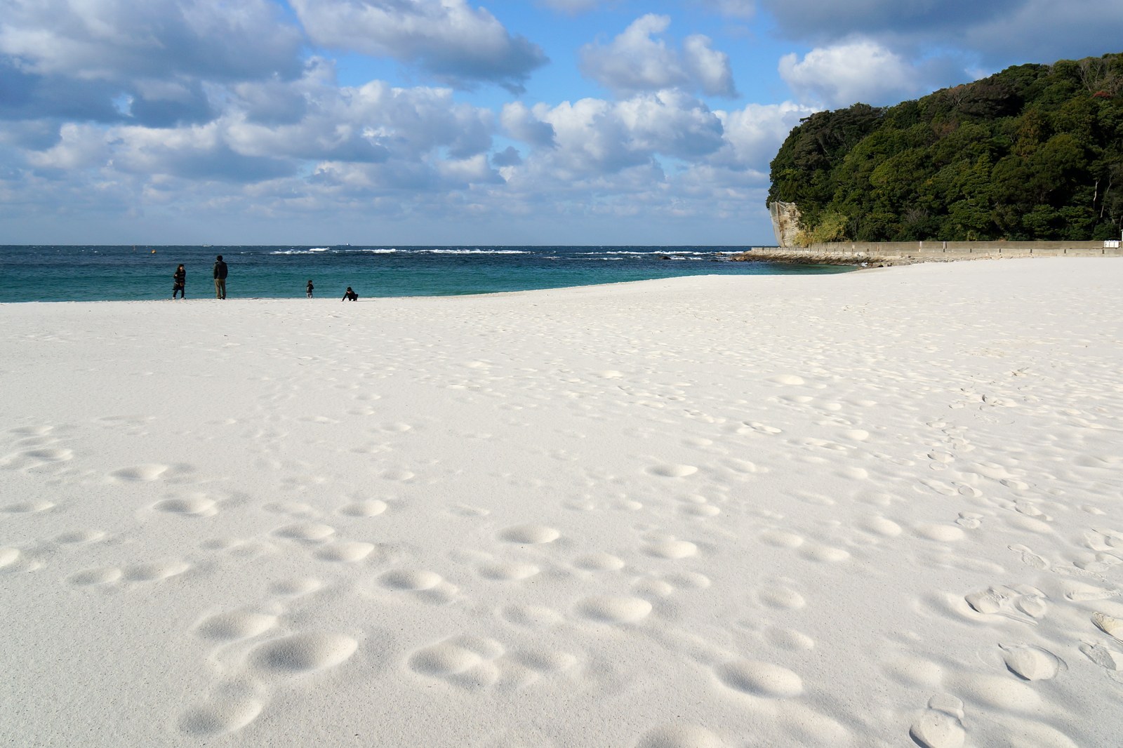 花火の打ち上げ場所となる白良浜と権現崎・ポンポロ島のイメージ