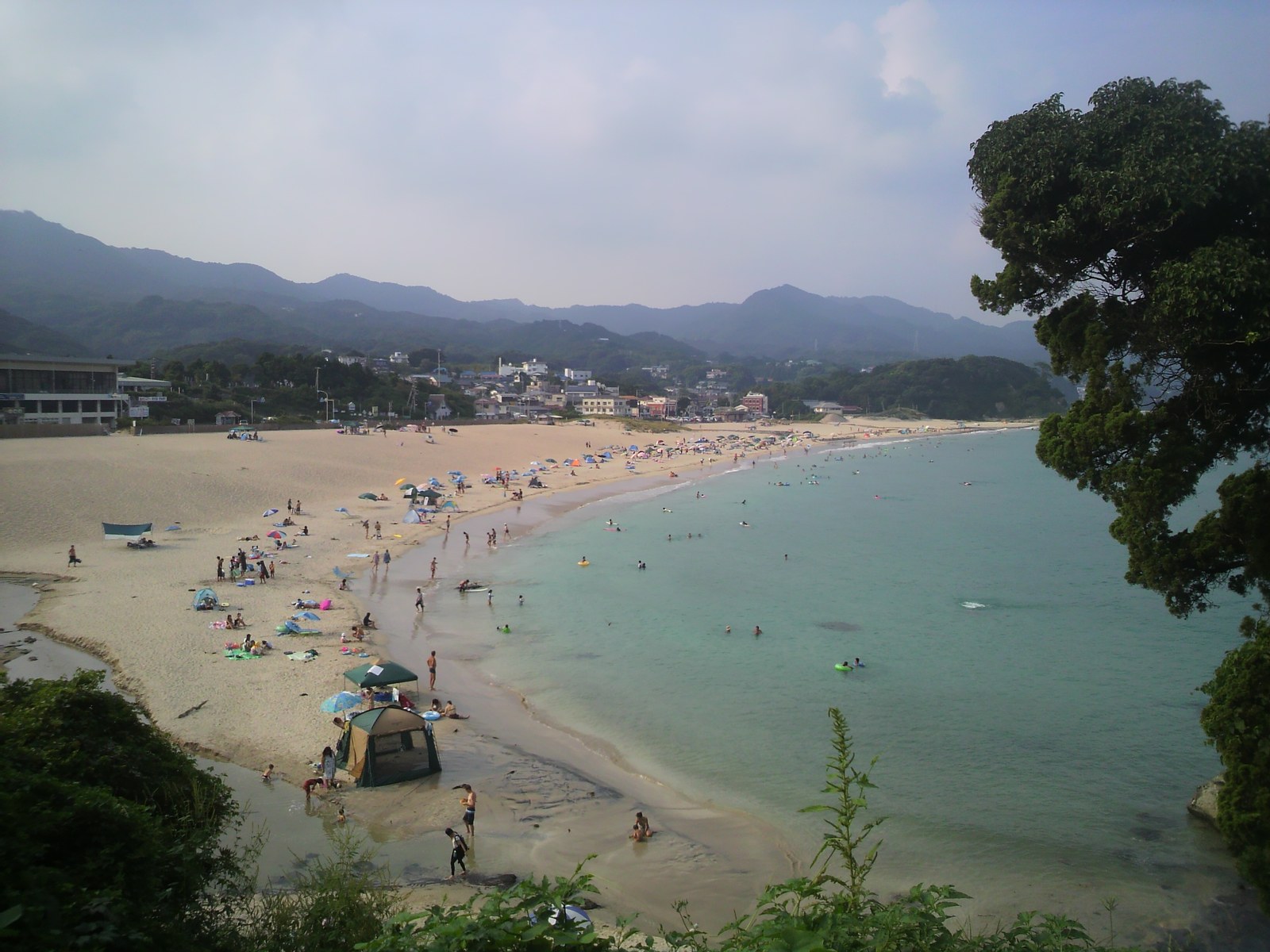 白浜町の白い砂浜が続く白良浜の風景