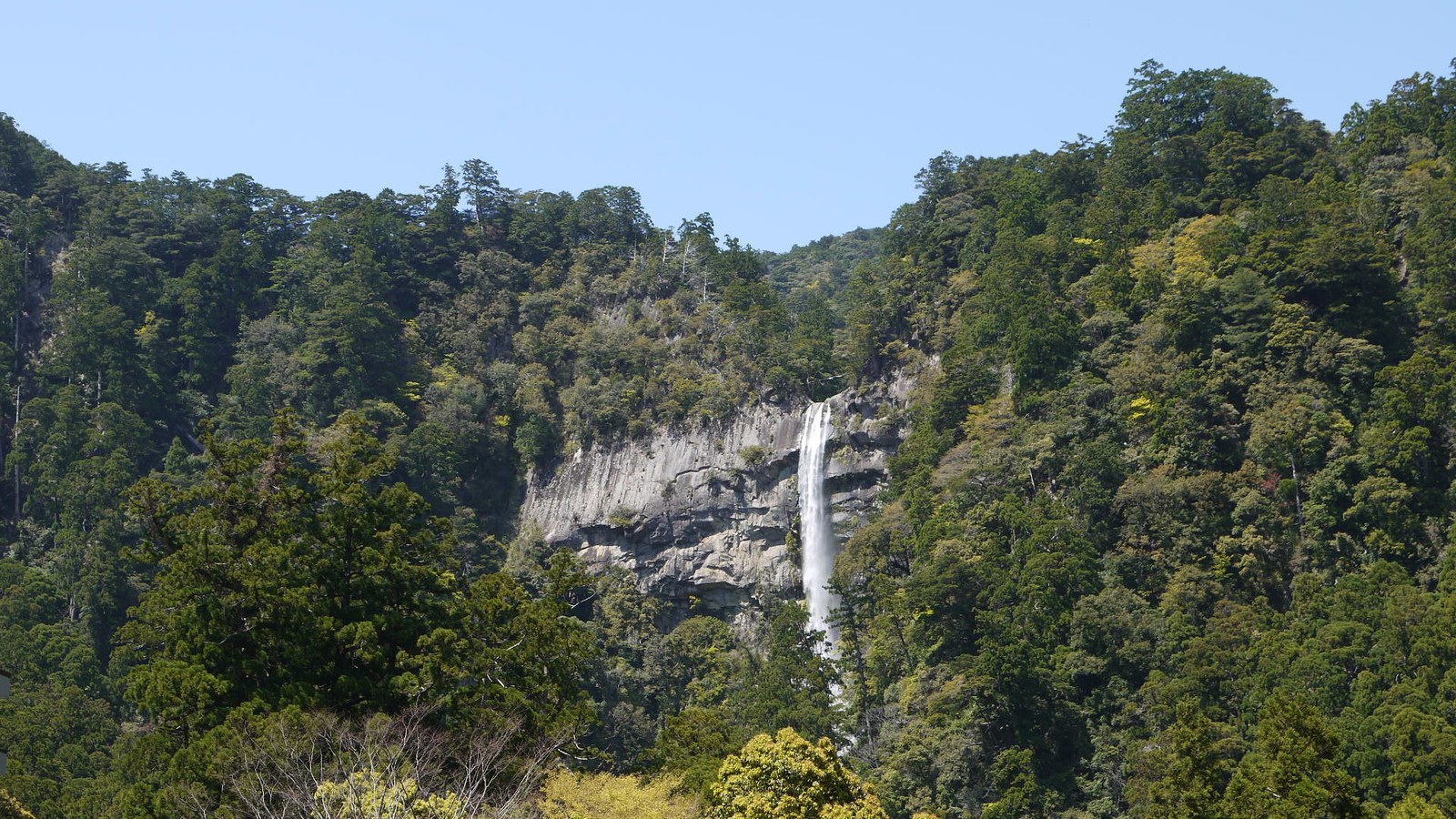 那智の滝と三重塔を望む熊野・那智の風景