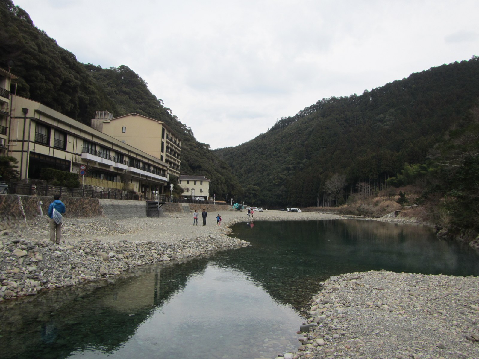 冬の川湯温泉・仙人風呂の川原の露天風呂のイメージ