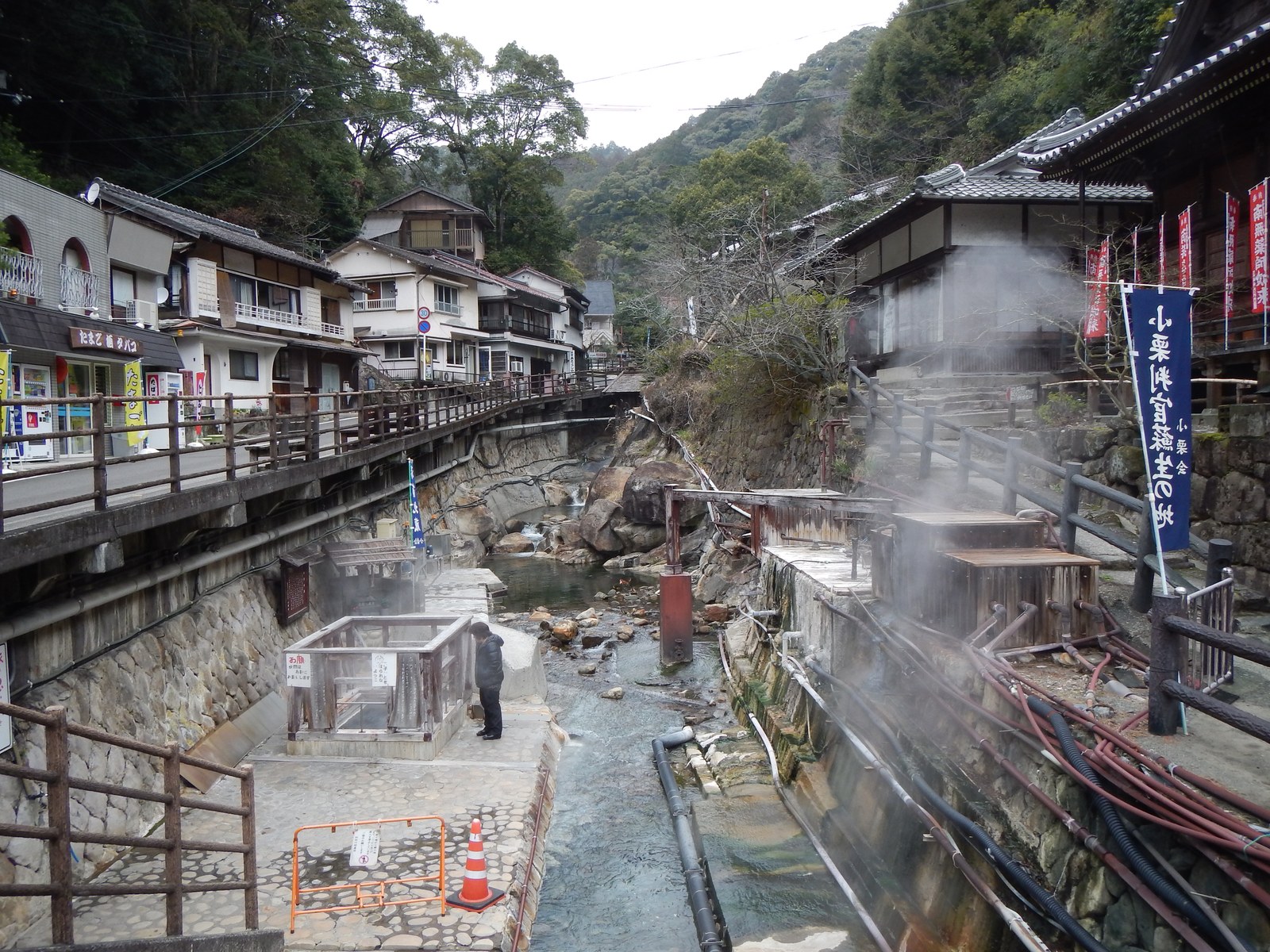 湯の峰温泉の湯筒で温泉卵をゆでる風景のイメージ